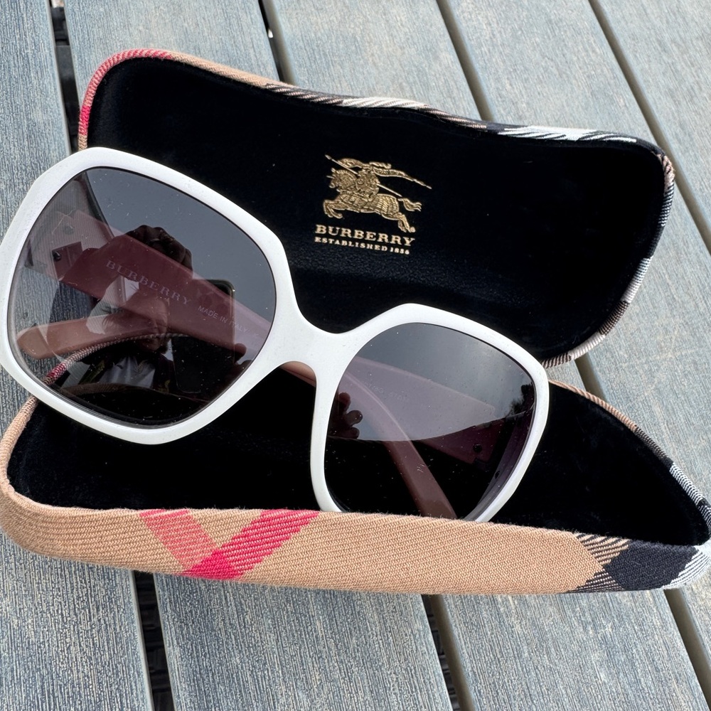 NEW🔥Burberry Sunglasses with Bold Nova Check and Logo Hardware/Clamshell CASE 😎